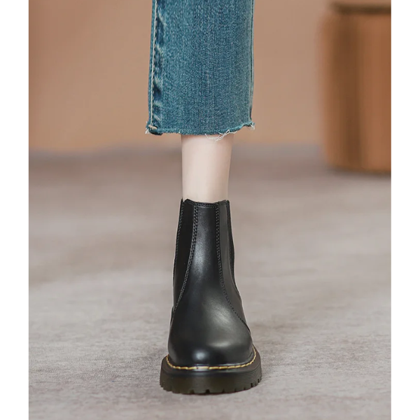 Botas Chelsea para mujer, vistas de lado, mostrando el panel elástico y la elegancia del calzado.