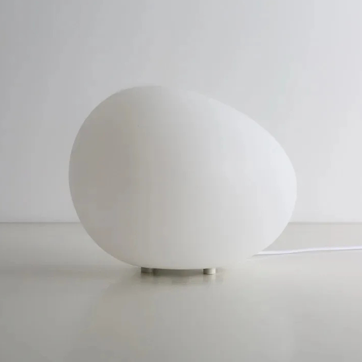 Lámpara de mesa LED 'Pebble' para decoración moderna. Iluminación interior con diseño orgánico.