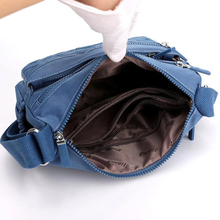 Bolso de hombro elegante y versátil, un imprescindible en la moda femenina actual.