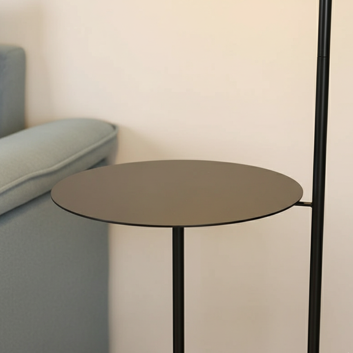 Lámpara de lectura dorada y negra con mesa auxiliar, diseño escandinavo para dormitorio.