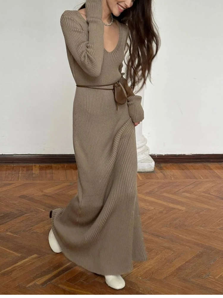 Detalle de la manga larga y el tejido acanalado del vestido de punto, cuello V, confort de invierno.