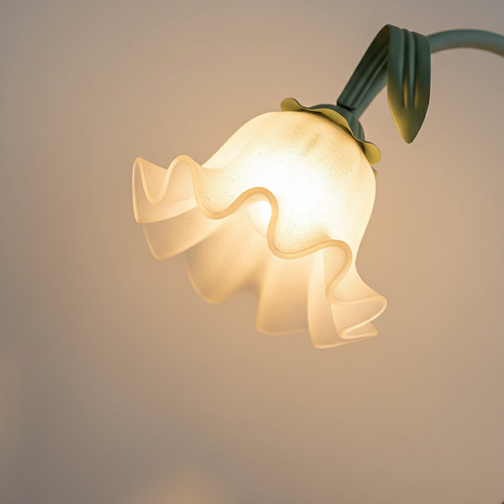 Lámpara de pie verde mate para interiorismo. Diseño moderno y luz ambiental para decorar tu hogar.