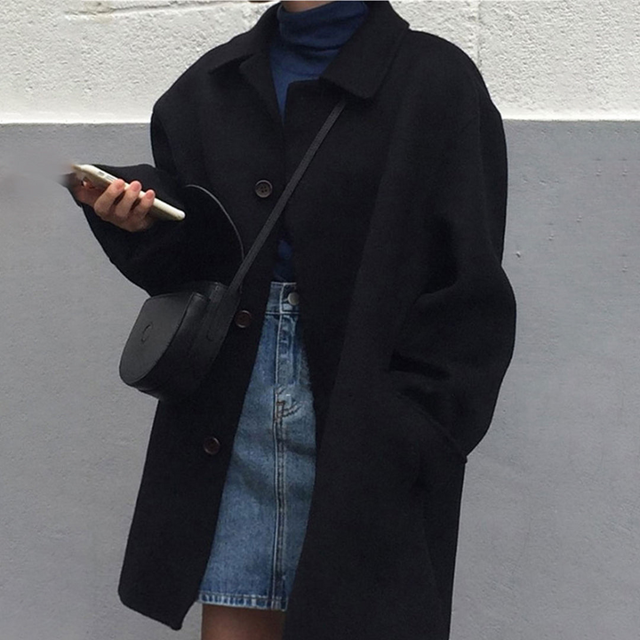 Chaqueta larga de invierno para mujer, diseño elegante y abrigador. Moda femenina chic.