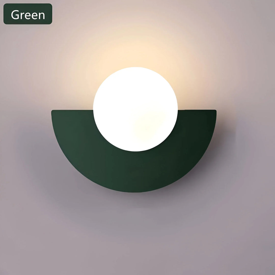 Iluminación interior con lámpara de pared semicircular, diseño elegante y luz moderna para el hogar.