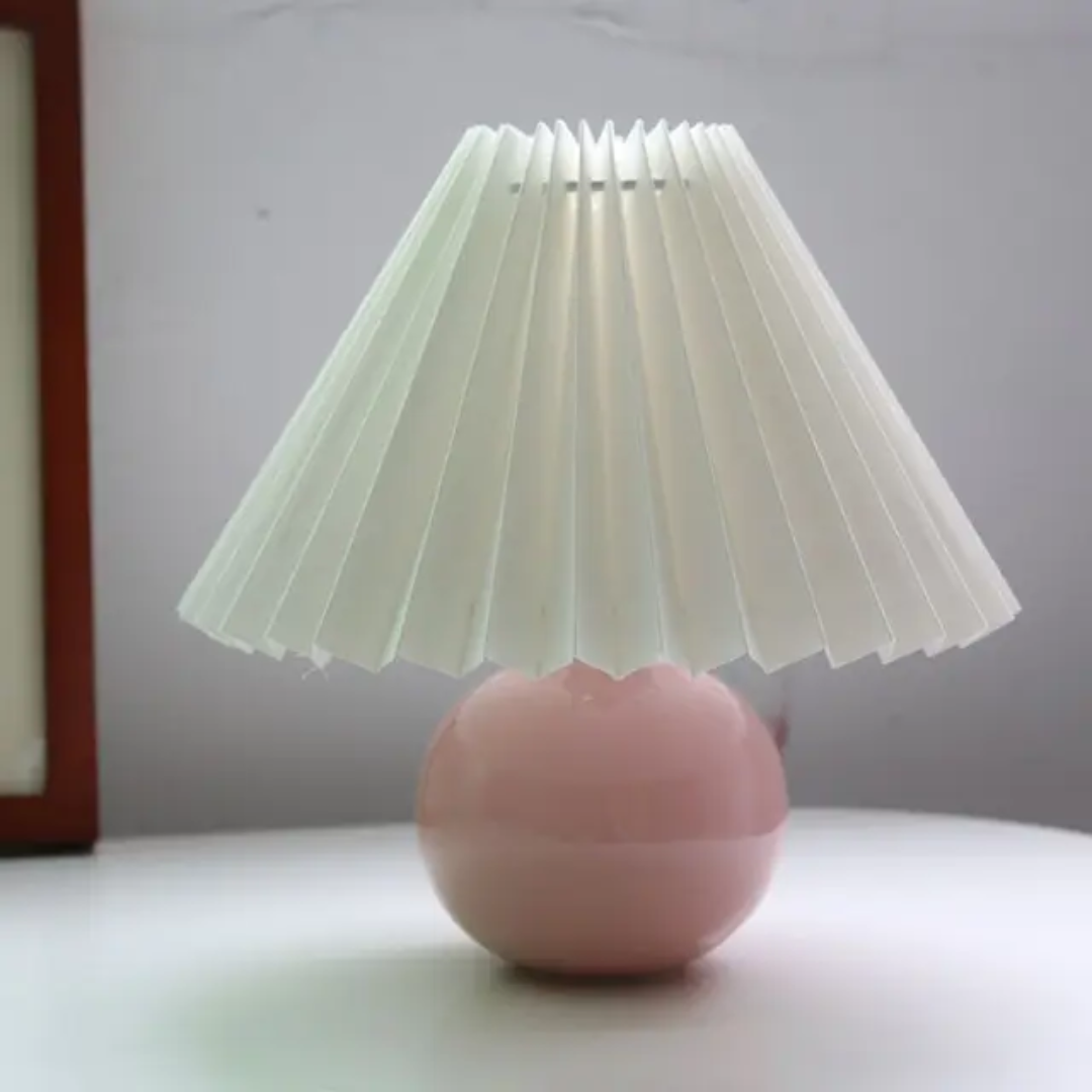 Lámpara de mesa vintage, cerámica con diseño antiguo. Iluminación cálida para un hogar acogedor.
