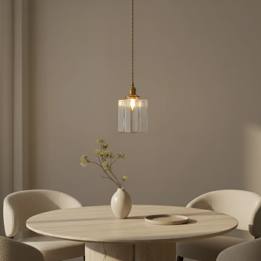 Colgante de vidrio texturizado y latón, estilo vintage, ideal para cocina o sala de estar.