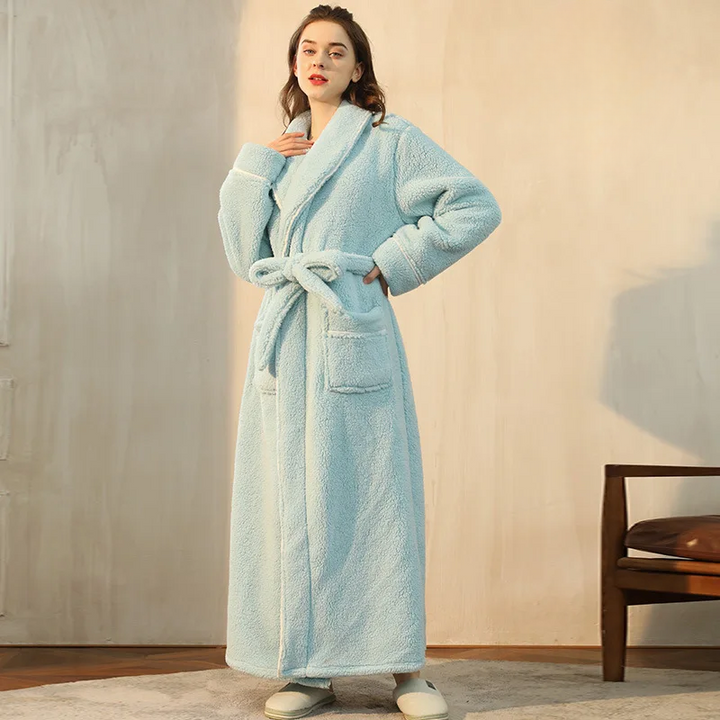 Relájate con esta bata de franela de invierno, suave y confortable para el hogar.