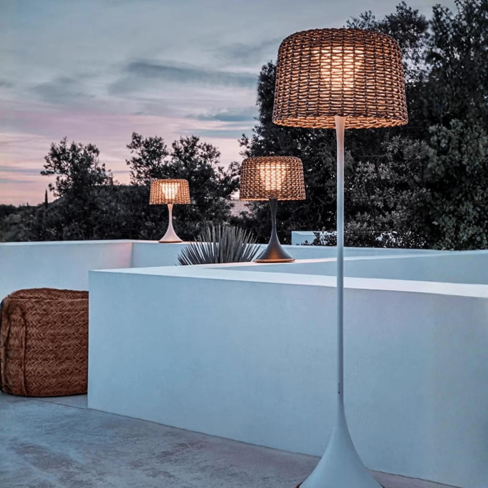 Lámpara de suelo solar LED para jardín. Iluminación exterior moderna y funcional para terraza.