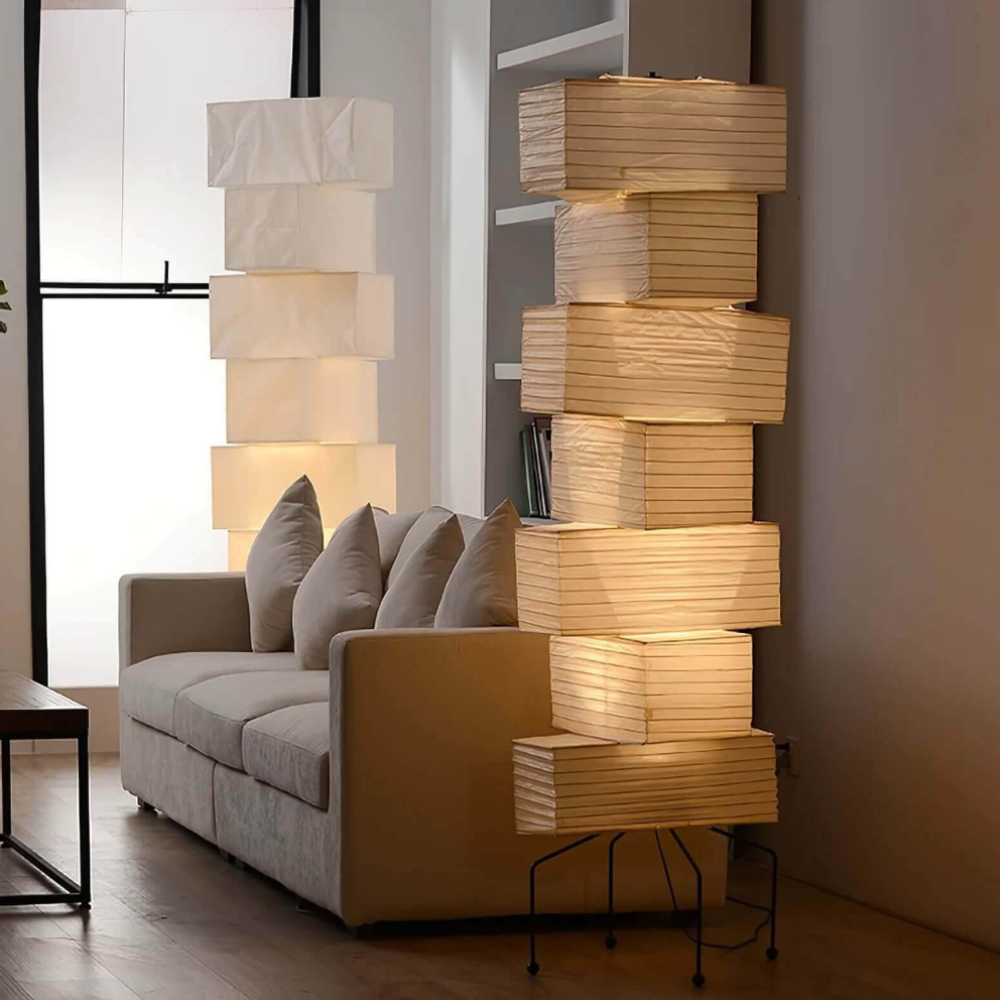 Lámpara de pie minimalista para sala. Diseño moderno, luz ambiental serena y agradable.