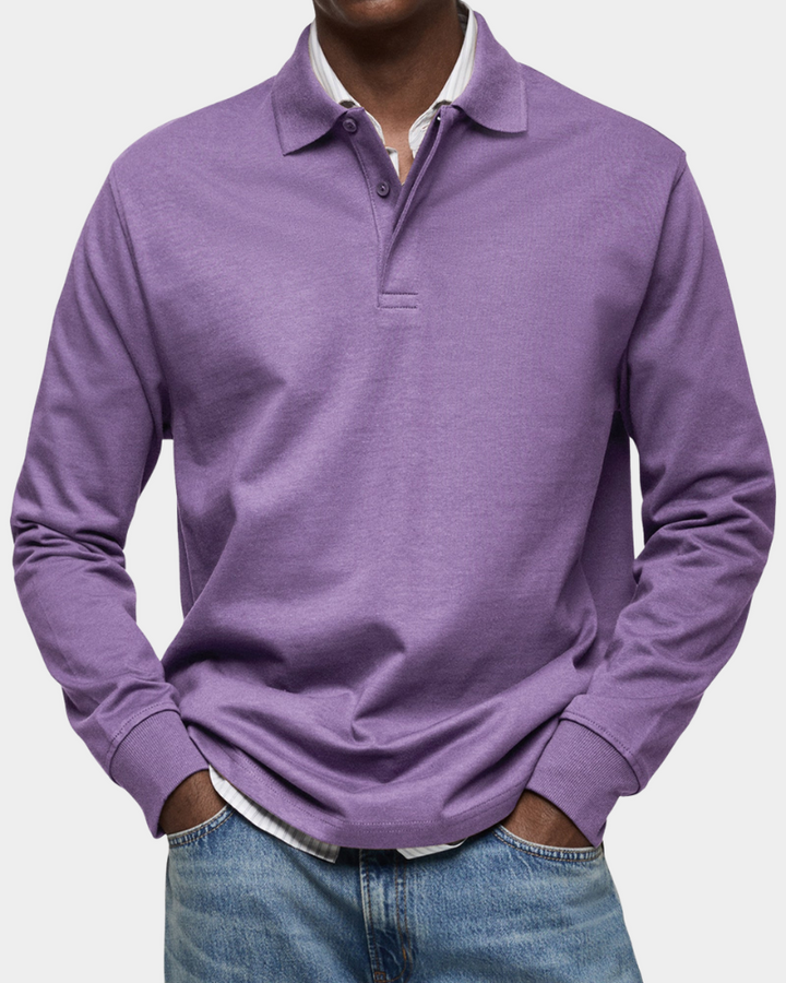 Detalle de tejido de algodón suave en polo de manga larga para hombre. Prenda clásica que ofrece comodidad duradera.
