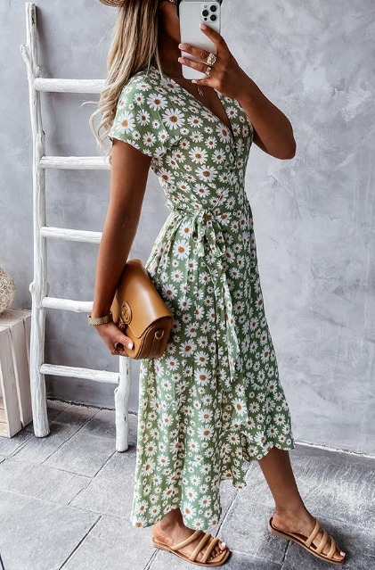 Modelo posando con vestido de verano fluido para mujer, escote en V, ropa casual fresca y elegante.