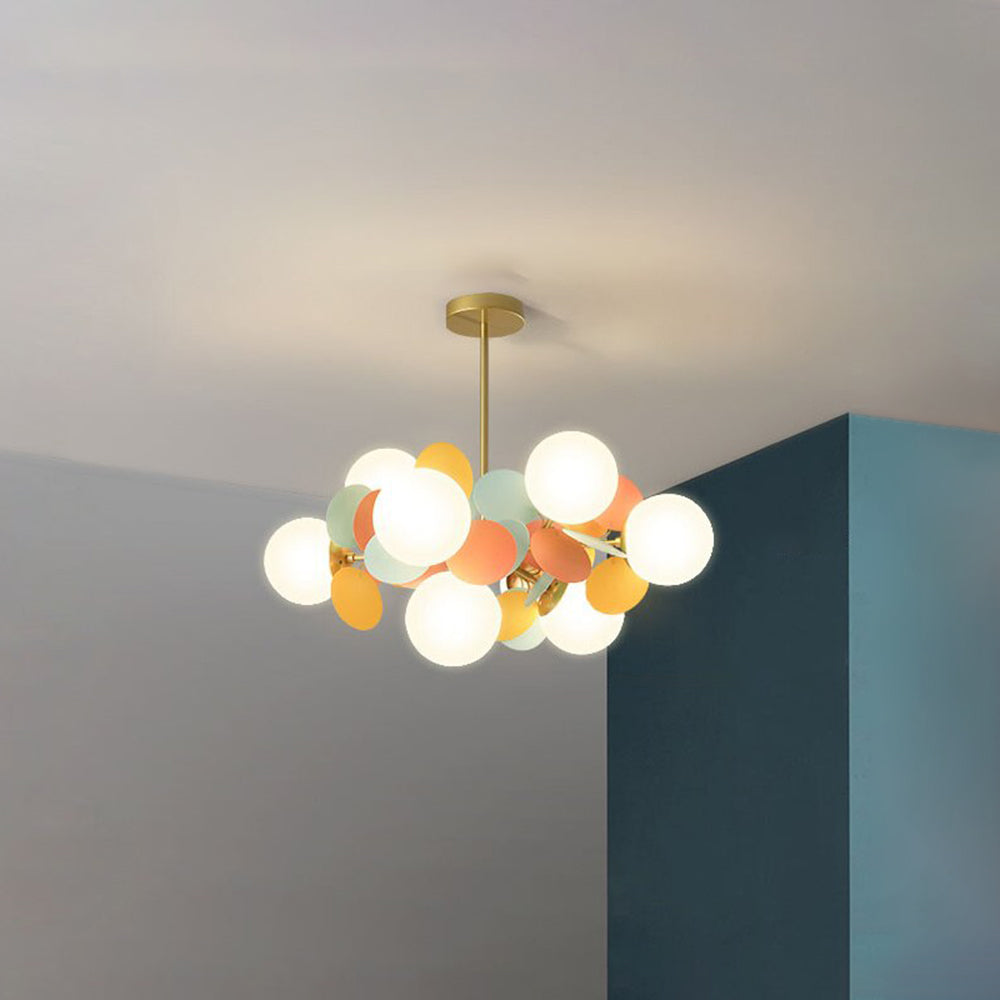 Lámpara de techo LED moderna, acrílica y minimalista para crear un ambiente cálido.