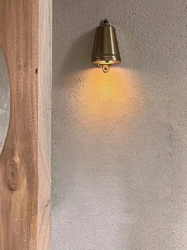 Aplique de pared exterior, aspecto industrial. Lámpara impermeable estilo campana para terraza.