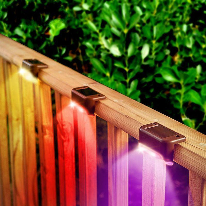 Pack de 4 luces solares LED para escaleras. Iluminación exterior, impermeable y decorativa para ambientes.