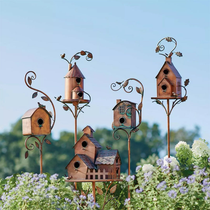 Estaca rústica de metal para jardín, decoración de aves, ideal para adornar espacios exteriores.