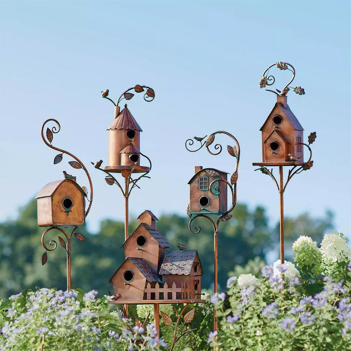 Estaca rústica de metal para jardín, decoración de aves, ideal para adornar espacios exteriores.