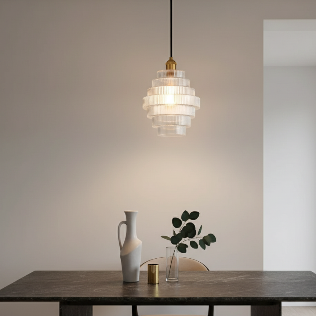 Hermosa lámpara colgante de cristal y latón antiguo. Crea un punto focal elegante en tu cocina.