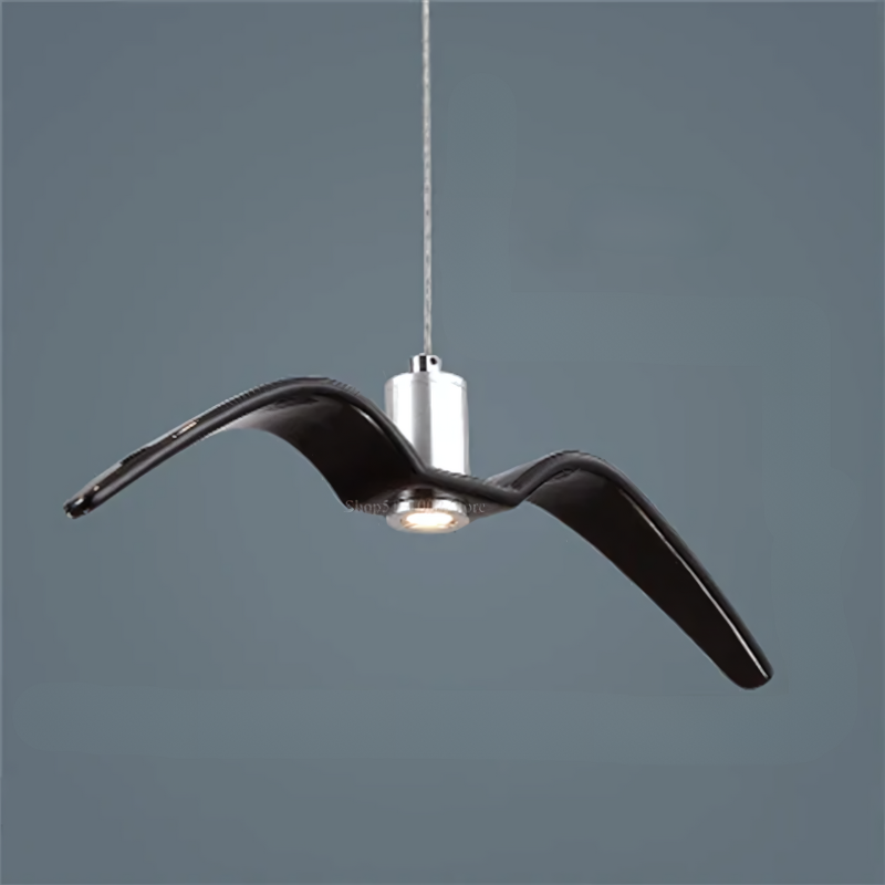 Lámpara colgante LED Skyra con alas. Diseño moderno que aporta luz ambiente sofisticada a tu hogar.