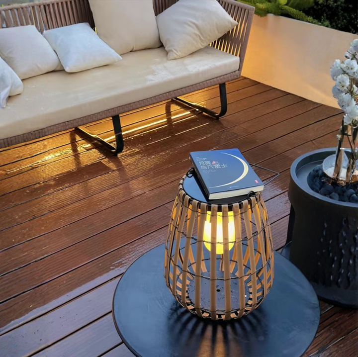 Lámpara de rattan natural solar. Iluminación exterior de jardín y patio. Luz LED cálida y ecológica.
