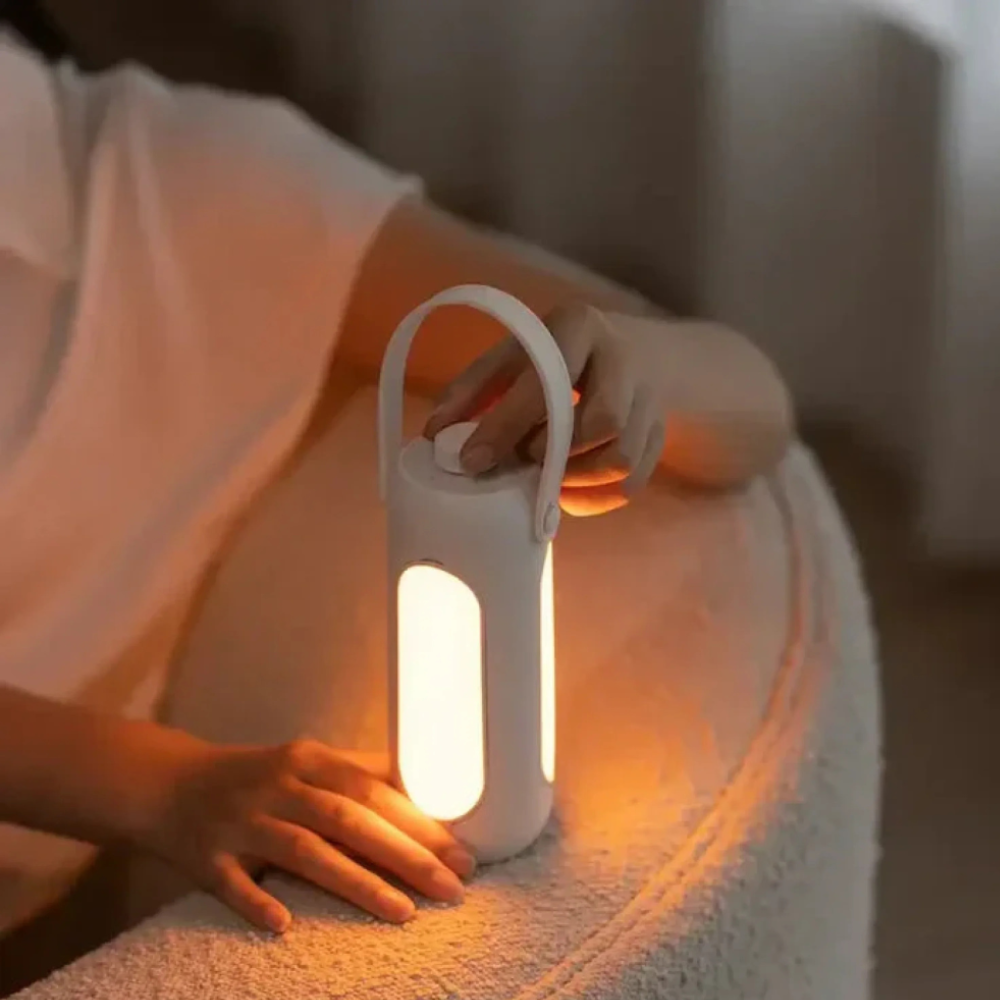 Lámpara de camping LED inalámbrica, portátil y recargable, ideal para aventura y luz cálida.