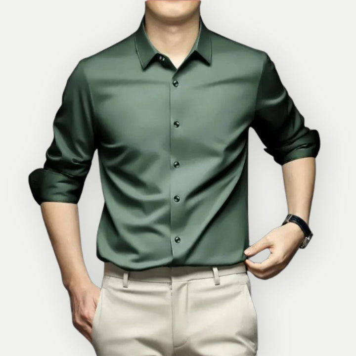 Elegante camisa de vestir masculina, sin arrugas, para estilo formal o casual inteligente.