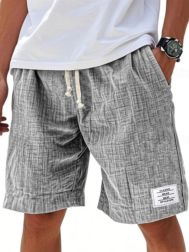 Pantalones cortos de hombre en tono neutro, versátiles y cómodos para un look casual de verano.