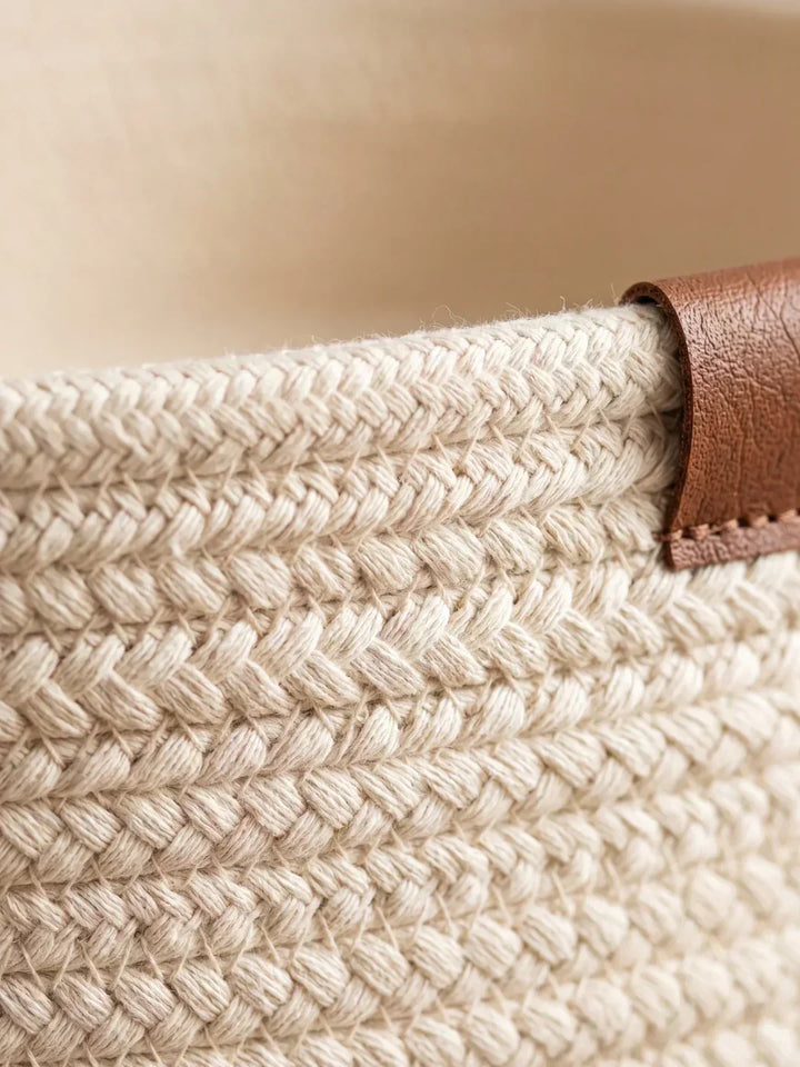 Cesto cambiador portátil de algodón ecru para bebés. Colchoneta suave, un must-have en cualquier nursery.