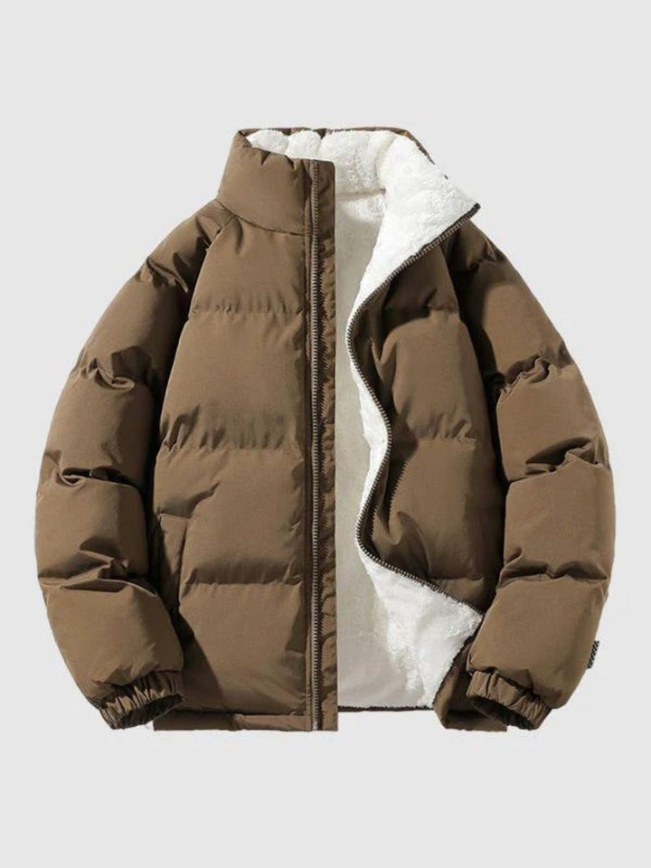 Chaqueta acolchada de moda para hombre, estilo casual. Tendencia de invierno, look moderno.