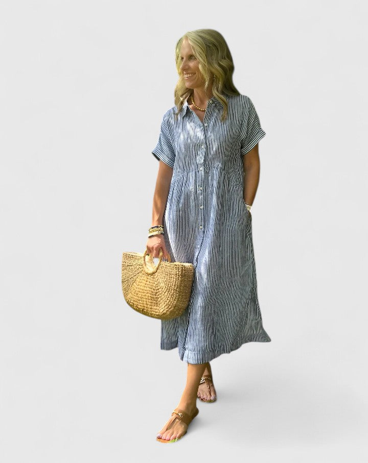 Vestido camisero de mujer a rayas, estilo casual y elegante para verano. Moda fresca y versátil.