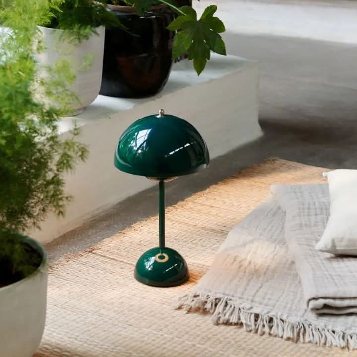Lámpara LED inalámbrica recargable para mesa, ideal para crear ambiente y decoración en tu hogar.
