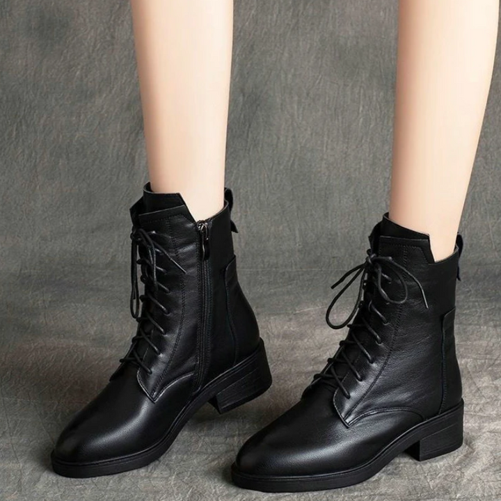 Botines de mujer negros elegantes con punta afilada, ideales para eventos formales o estilo casual chic.