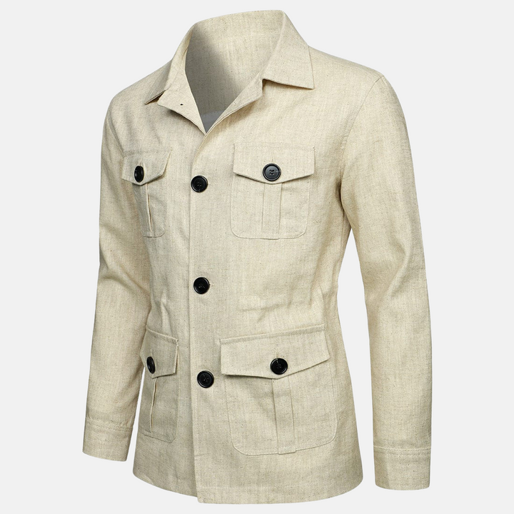 Hombre vistiendo chaqueta clásica con botones y múltiples bolsillos, look casual y atemporal para primavera.