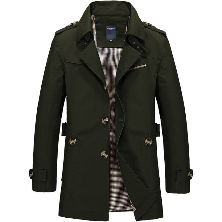 Hombre usando cortavientos ejecutivo moderno, ideal para looks casuales o formales en primavera-otoño.
