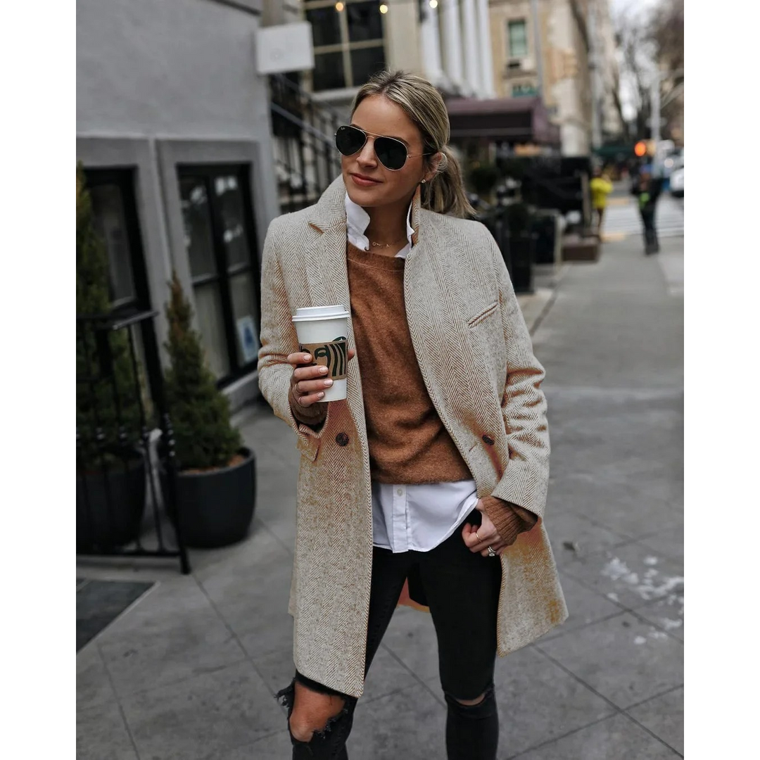 Abrigo trench coat de espiga para mujer, elegancia clásica para tu guardarropa de invierno.