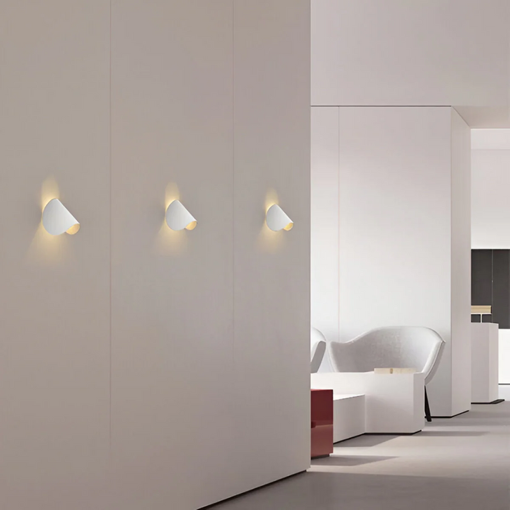 Primer plano de lámpara de pared LED. Detalle de su diseño moderno y mecanismo rotativo. Iluminación interior.