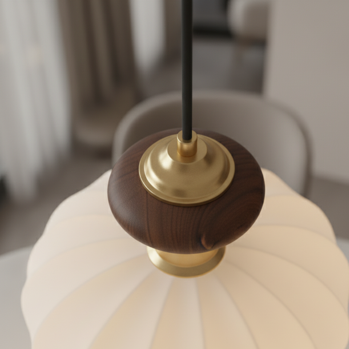 Decora tu comedor con la lámpara colgante Ceres de madera y vidrio. Iluminación elegante de estilo orgánico.
