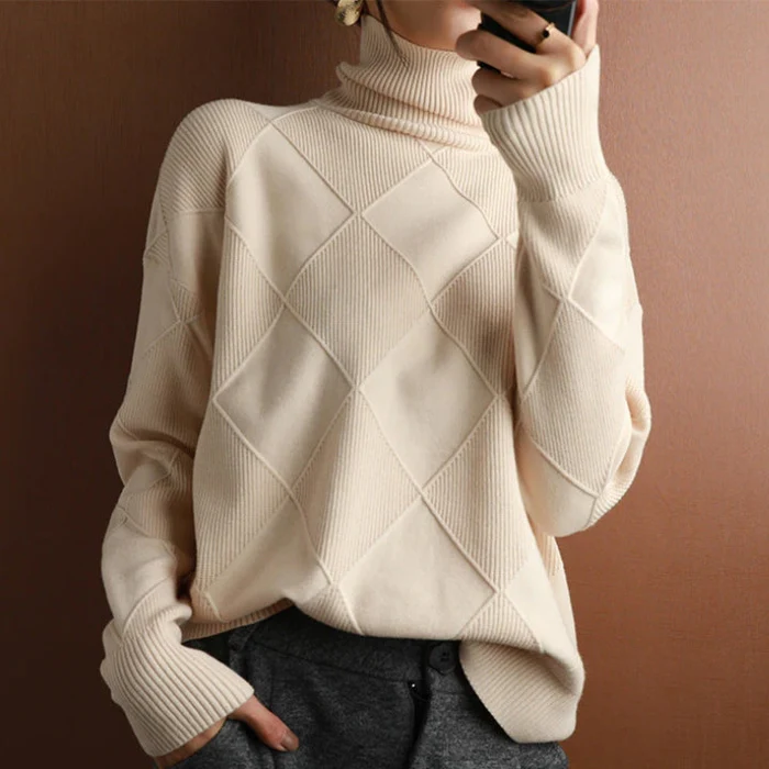Suéter de punto para mujer, cuello alto, en color neutro. Versátil para atuendos de invierno.