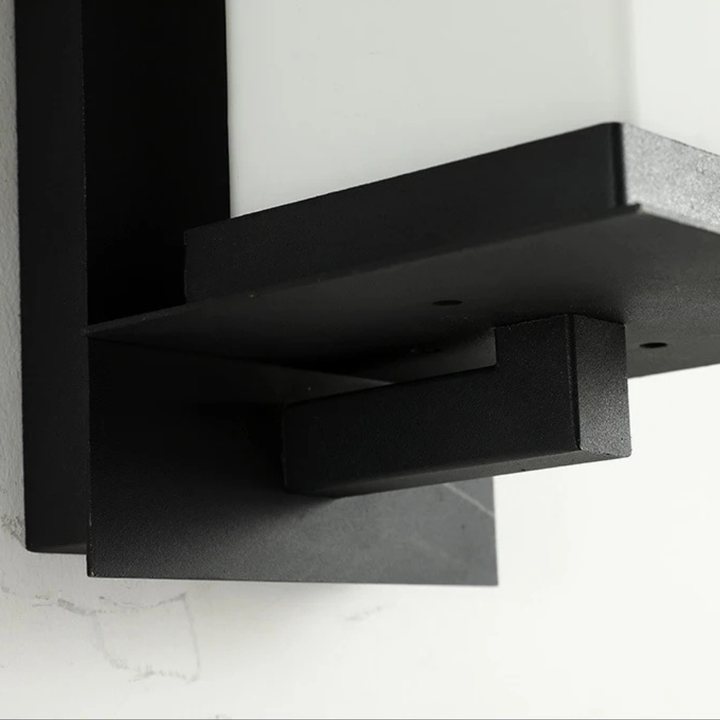 Lámpara de pared exterior moderna. Aplique de metal y vidrio para iluminación de jardín, IP65 y duradero.