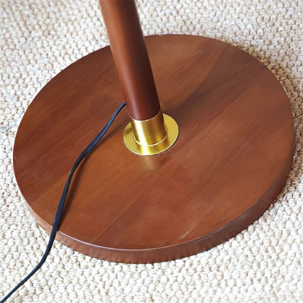 Lámpara de pie de diseño contemporáneo, columna de madera, detalles metálicos y brazo articulado.