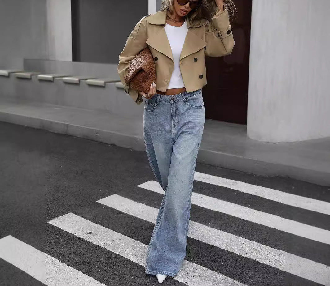 Trench caqui corto cruzado mujer, elegante para oficina o look casual de moda. Versátil y chic.