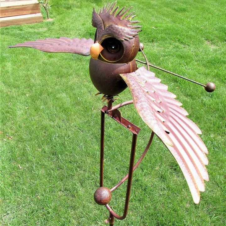 Águila escultórica de metal para jardín, decoración exterior duradera y arte de patio con aves.