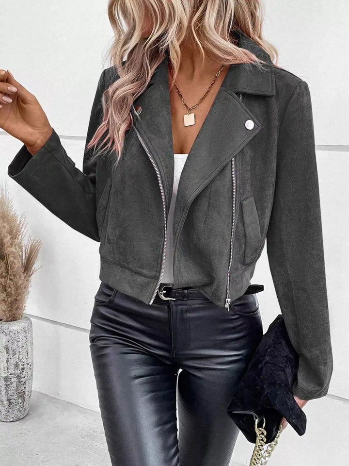 Chaqueta corta de mujer elegante con cremallera frontal y bolsillos, ideal para entretiempo.