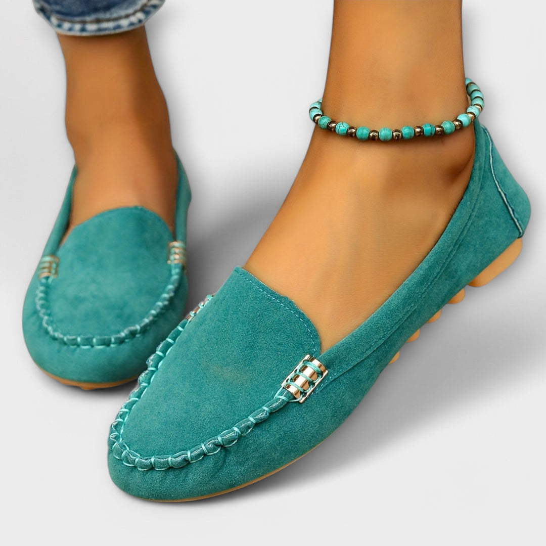 Zuecos mocasines de mujer en cuero sintético, color negro, ideales para un look casual elegante y moderno.