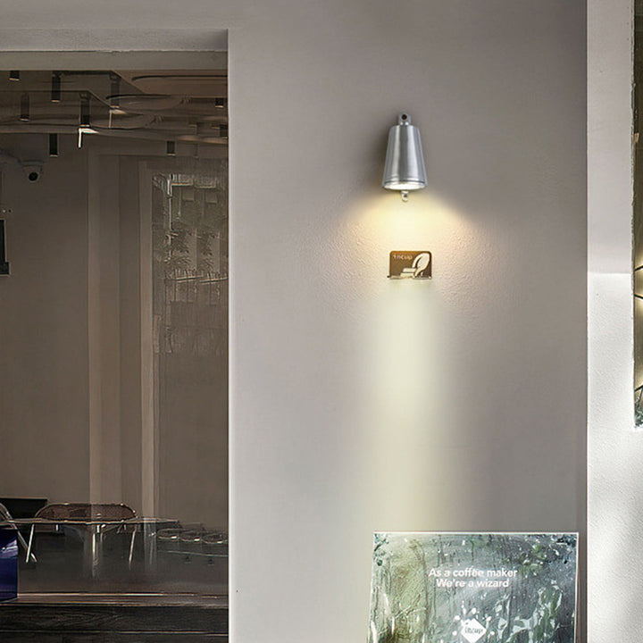 Lámpara de pared exterior industrial IP65 LED 3W, diseño campana para iluminación de fachada.