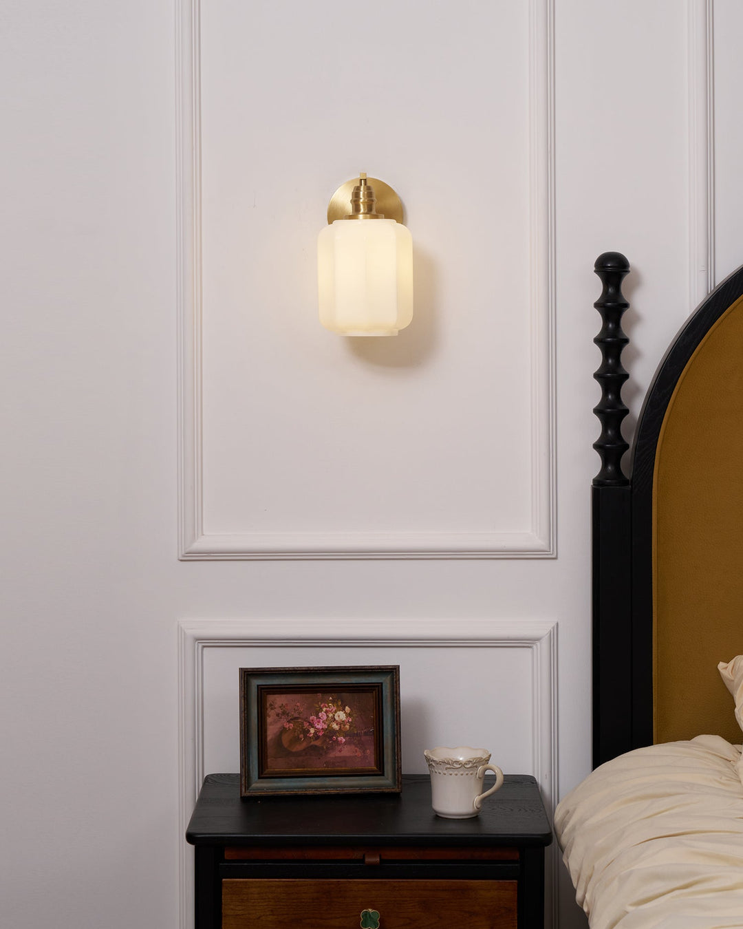 Lámpara de pared moderna compacta de latón y cristal, resistente a agua.