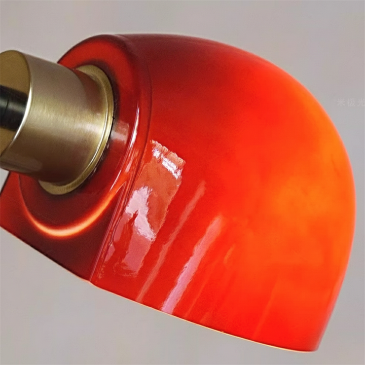 Lámpara de pie con columna de madera y metal, brazo oscilante para una iluminación flexible.