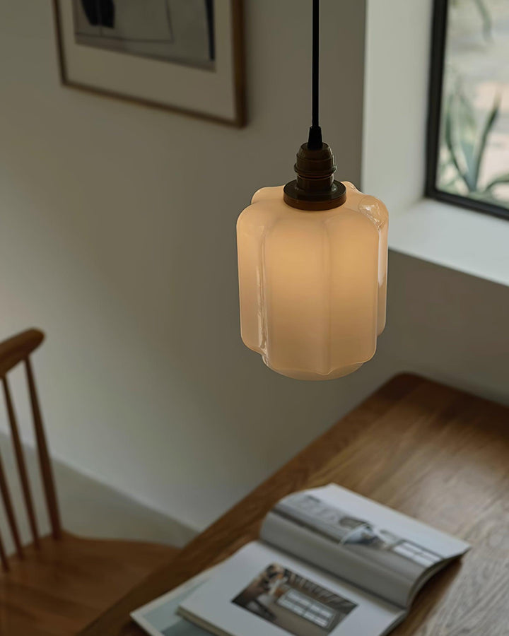 Lámpara colgante versátil de cristal blanco, adecuada para cocinas, dormitorios o pasillos.