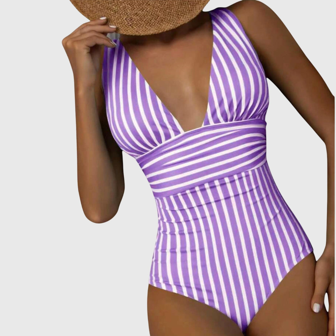 Bañador de mujer con rayas que definen la figura y escote V profundo para un look veraniego con confianza.