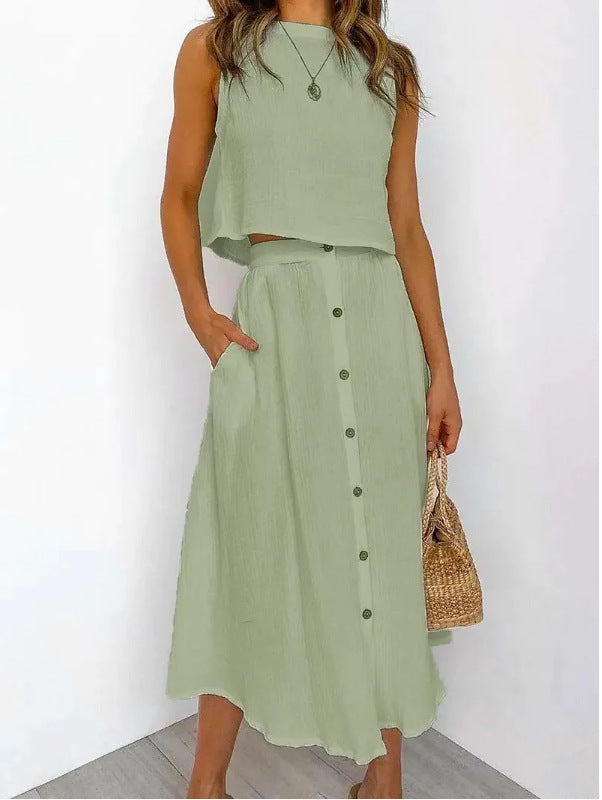 Mujer luciendo conjunto casual blusa y falda. Ropa femenina de primavera verano, moda cómoda y versátil.