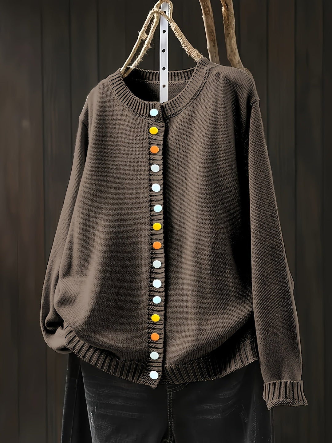 Mujer luciendo cárdigan ligero y confortable, ideal para un estilo casual o formal. Moda femenina y versátil.